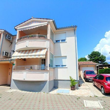 Family Style Apartment Pula Exterior foto